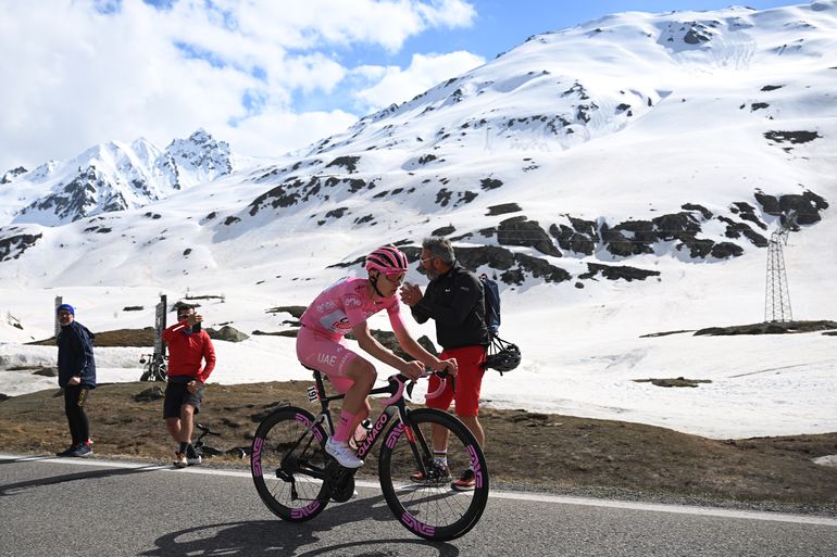 LIVE Giro d'Italia, etappe 15 | Tadej Pogacar rijdt iedereen voorbij in slotfase