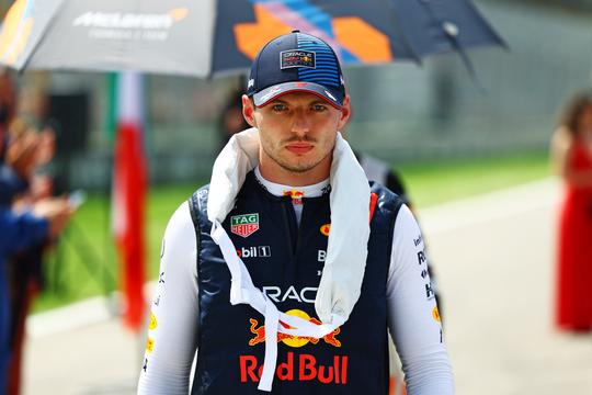 Fanatieke Max Verstappen wint tussendoor ook even virtuele race