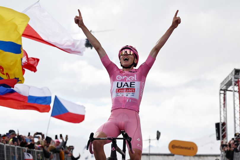 Oppermachtige Tadej Pogacar deelt genadeklap uit in koninginnenrit Giro d'Italia