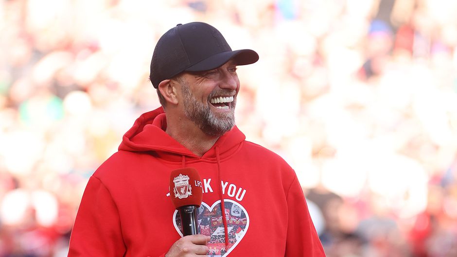 Jürgen Klopp verrast Liverpool-publiek met liedje over opvolger: 'Arne Slot, jalalala!'