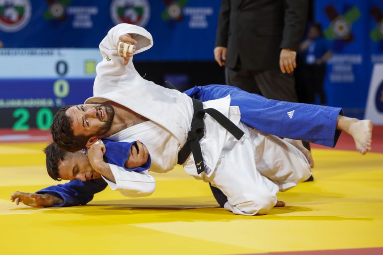 Nederlanders snel uitgeschakeld op eerste dag WK judo, wel knappe overwinning Tornike Tsjakadoea