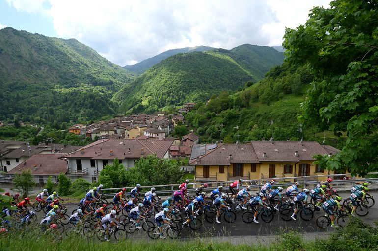 LIVE Giro d'Italia, etappe 15 | Grote achtervolgende groep nadert kopgroep van zes