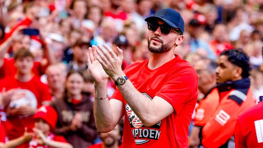 Interview PSV'er plotseling onderbroken om opmerkelijke reden: 'Die ga ik gauw even gedag zeggen'