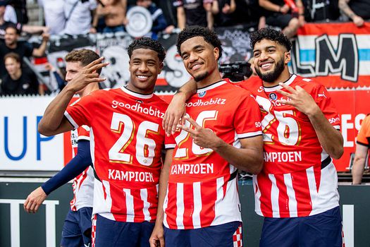'Vriendin' van PSV'er lijkt relatie te verklappen: kampioen krijgt romantisch welkom