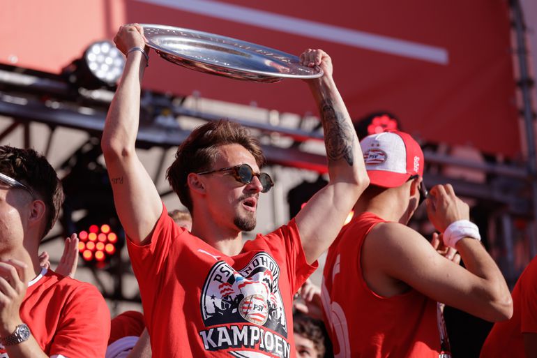 Openhartige PSV-kampioen neemt afscheid in tranen: 'Het is moeilijk met zoveel mensen en emoties...'