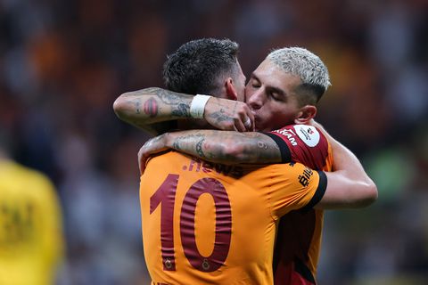 Neemt hij afscheid van het voetbal? Oud-PSV'er barst na landstitel in tranen uit