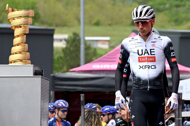 Twijfels bij topfavoriet in Giro d'Italia na harde val: 'Ik maak me best een beetje zorgen'