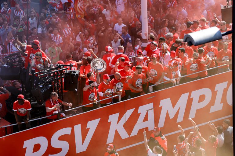 'Meest onverwachte feestje' zorgt voor kippenvel bij PSV-kampioen Luuk de Jong: 'Geloof me...'