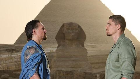 Rico Verhoeven en Oleksandr Usyk voor het eerst oog in oog in Egypte: Oekraïner steelt direct de show