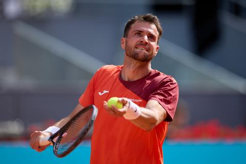 Tennisser gaat volledig door het lint na zege in kwalificaties Roland Garros: umpire moet ruzie sussen