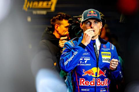 Uitblinkende Max Verstappen krijgt opvallende bijnaam van teamgenoten: 'Komt van een andere planeet'