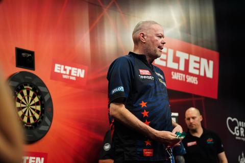 Vrees voor einde carrière Raymond van Barneveld na opmerkelijke stap: 'Een laatste poging, zo voelt het'