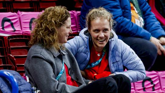 Ireen Wüst zorgt met opvallend optreden voor feestvreugde bij olympisch kampioenen: 'Toch lekker!'