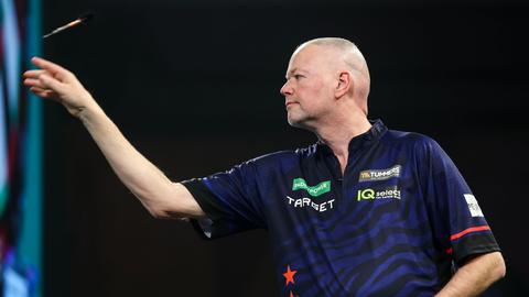 Dartsicoon Raymond van Barneveld komt gedeeltelijk terug op aangekondigde pauze: 'Dat houdt het in'