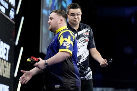 Debutant Gian van Veen (24) blikt terug op memorabele Premier League Darts: 'Dat heeft heel veel invloed gehad'