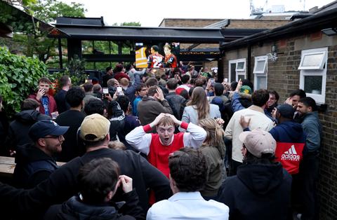 Feest barst los bij Arsenal-fans: titelstrijd in Engeland beslist na puntenverlies Manchester City