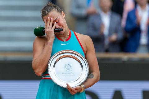 Verloofde Aryna Sabalenka vindt tennisicoon door triest nieuws vaak huilend in bed: 'Ik huil dan onbedaarlijk'