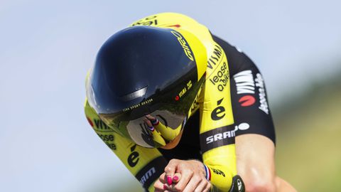 Riejanne Markus is bij NK tijdrijden ploeggenote de baas, Daan Hoole pakt goud op één seconde