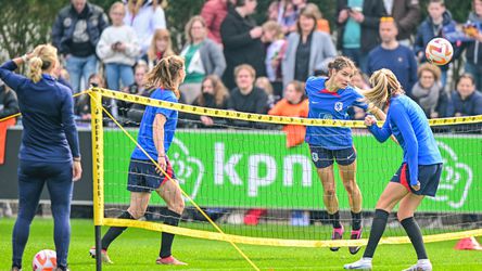 Oranje Leeuwinnen beginnen aan trainingsstage met teruggekeerde topschutter: 'We hebben je gemist'