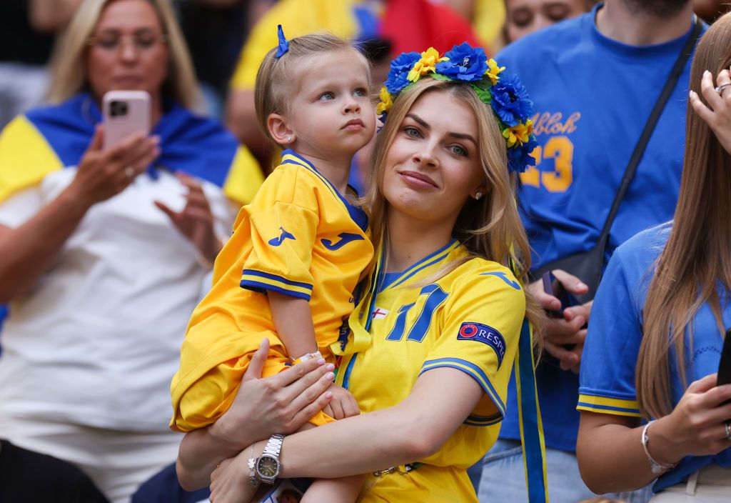 Vrouw oud-PSV'er maakt indruk op tribune bij Oekraïne en dit is waar je haar misschien nog van kent