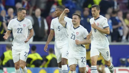 Zwitserland na gelijkspel tegen Schotland op weg naar volgende ronde door wereldgoal Xherdan Shaqiri