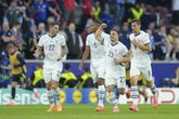 Zwitserland na gelijkspel tegen Schotland op weg naar volgende ronde door wereldgoal Xherdan Shaqiri