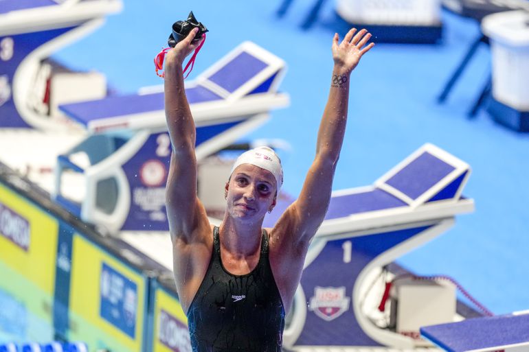 'Soms heel zwaar voor me': Amerikaanse zwemster dolgelukkig met terugpakken wereldrecord