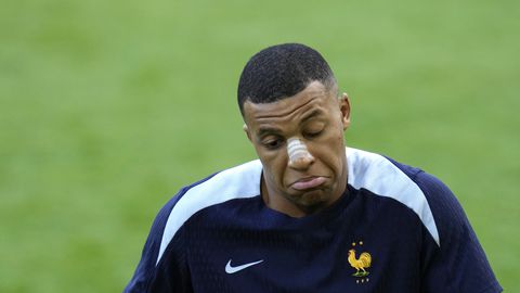Kylian Mbappé verschijnt op training van Frankrijk zonder masker: zo ziet zijn neus er nu uit