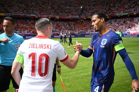 Donyell Malen grapt bij Oranje over nieuwe regels op het EK: 'Denzel Dumfries zal het erg moeilijk vinden'