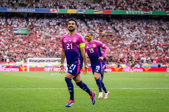 Gastland Duitsland plaatst zich tijdens eerste EK-duel van scheidsrechter Danny Makkelie voor knock-outfase