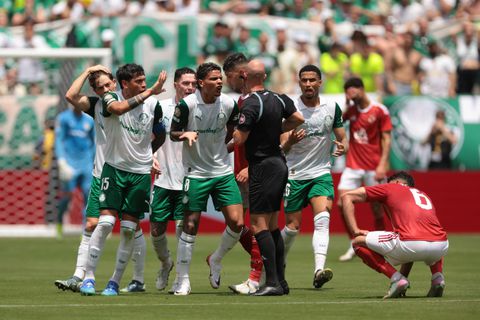 Paniek slaat toe bij WK voor clubs: scheidsrechter stuurt spelers naar binnen, ook fans gewaarschuwd