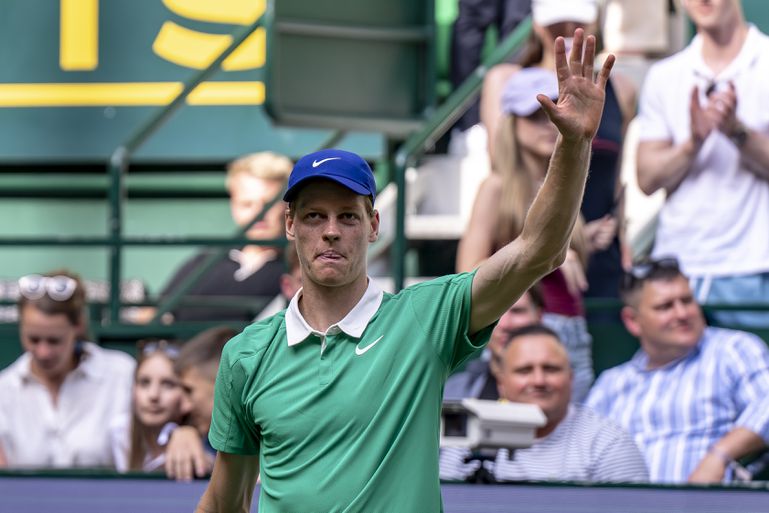 Toptennisser Jannik Sinner verbaast met bijzondere samenwerking met Italiaanse muzieklegende: 'Ik ben zo in de war'