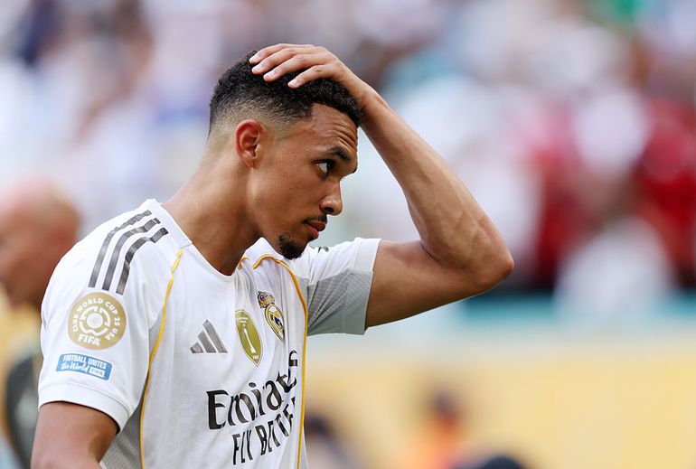 Veelbesproken voetballer keihard aangepakt na vertrek bij topcoach Arne Slot