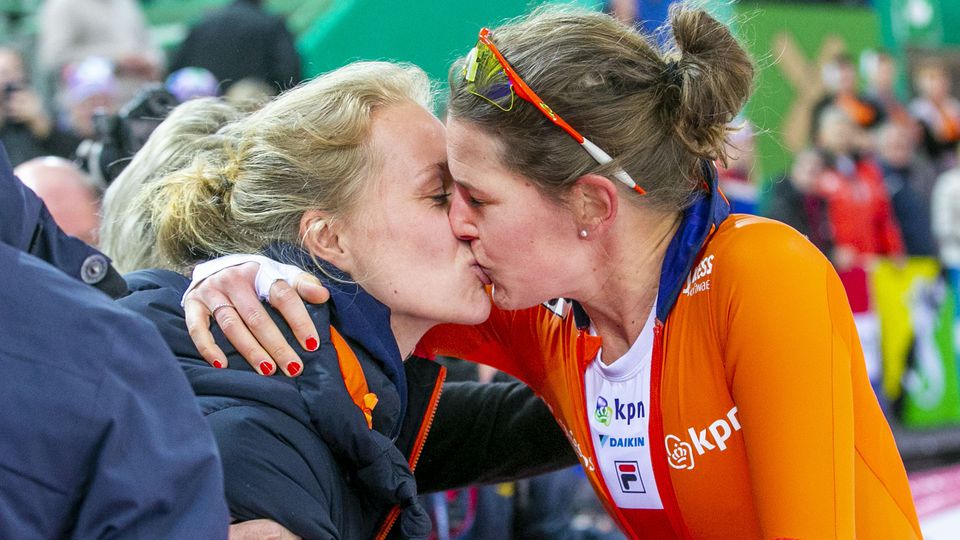 Van topschaatsers tot Jochem Myjer en Jan Smit: heel Nederland feliciteert moeders Ireen Wüst en Letitia de Jong image