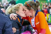 Van topschaatsers tot Jochem Myjer en Jan Smit: heel Nederland feliciteert moeders Ireen Wüst en Letitia de Jong