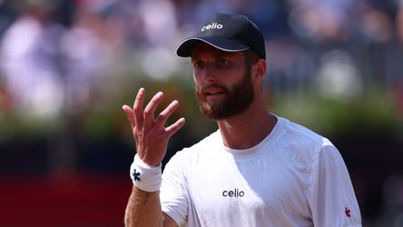 Controversiële tennisser schopt herrie op toernooi in Engeland: 'Rot op!'