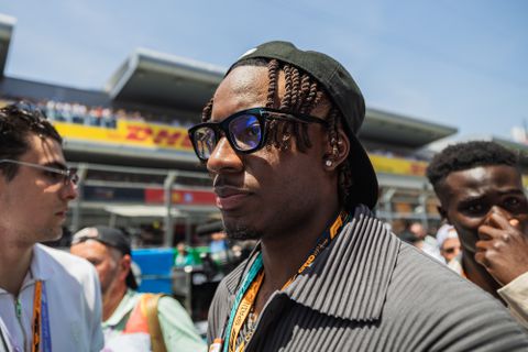 Stijlvolle oud-PSV'er steelt de show met opvallende fotoshoots: 'Mijn kleding is nu ingetogener'