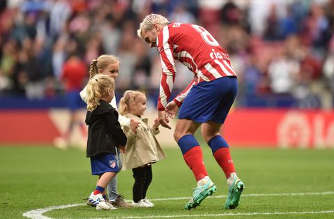 Topvoetballer Antoine Griezmann breekt met traditie bij geboorte vierde kind: 'Het ontbrekende puzzelstukje'