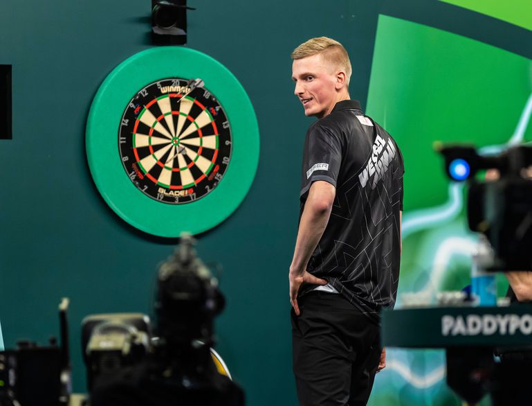 Dartstalent bekroont topjaar met debuut op enorm toernooi met 800.000 pond prijzengeld, Barney moet vrezen