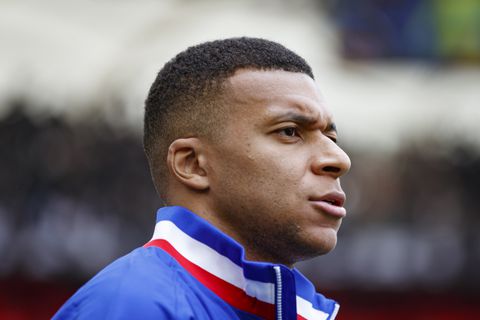 Real Madrid-ster Kylian Mbappé met ernstige klachten opgenomen in het ziekenhuis