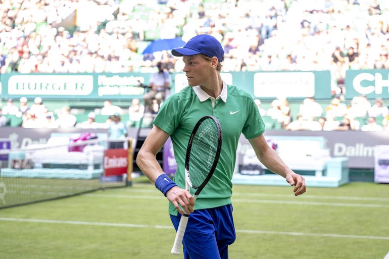 Toptennisser Jannik Sinner krijgt harde tik te verwerken in aanloop naar Wimbledon