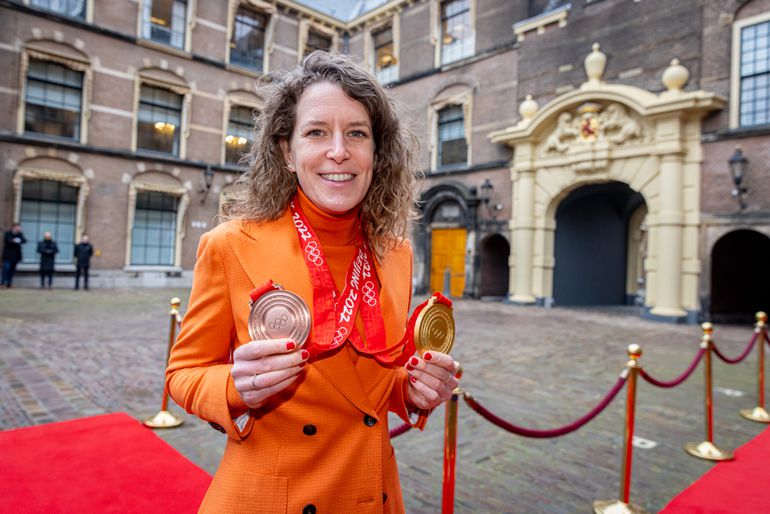 Schaatslegende Ireen Wüst en partner Letitia de Jong verwelkomen eerste kindje: 'Helemaal in de wolken'