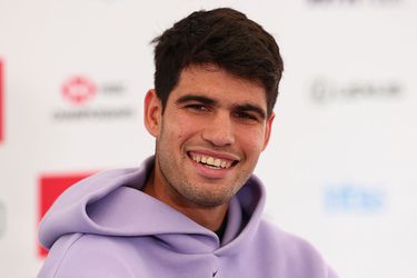 Roland Garros-winnaar Carlos Alcaras wil intiem worden met absolute tennislegende: 'Ik zou hem zoenen'