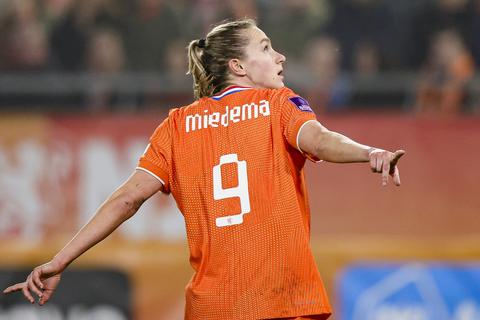 Oranje Leeuwin Vivianne Miedema gooit het roer qua uiterlijk helemaal om: 'Dat besloot ik na deze shoot'