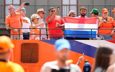 Paniek en problemen met Oranjebus bij WK voetbal: 'De politie heeft ons begeleid'