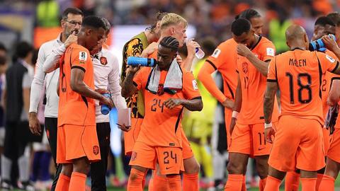 Drinkpauzes zorgen voor irritatie op WK voetbal: 'Kan me voorstellen dat Eredivisie-directeuren het wél zien zitten'
