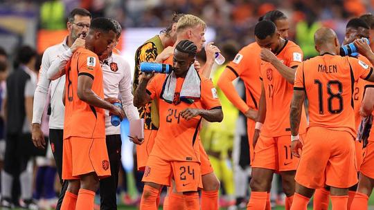 Drinkpauzes zorgen voor irritatie op WK voetbal: 'Kan me voorstellen dat Eredivisie-directeuren het wél zien zitten'