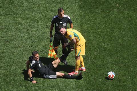 Opvallend moment op WK voetbal: scheidsrechter gaat vlak voor tijd naar de grond