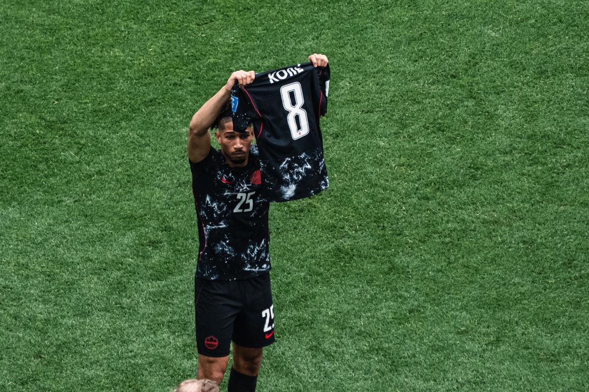 Het gebaar na de horrorblessure van Koné — photo: Sportnieuws Voetbal