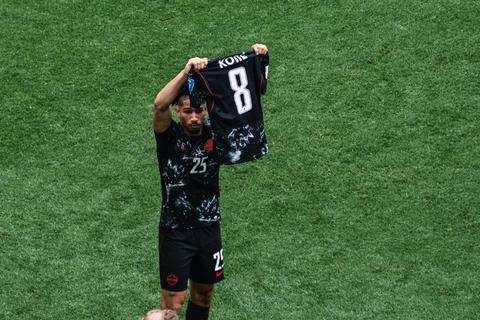 Emotioneel moment op WK voetbal: Canadees komt met prachtig gebaar na horrorblessure ploeggenoot